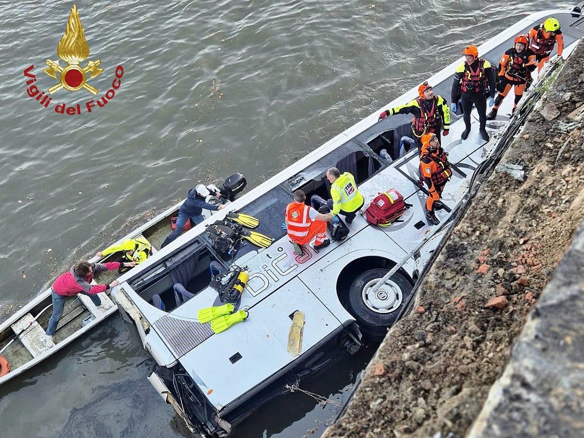 Turistički autobus pao u rijeku u Torinu, vozač preminuo