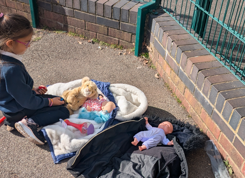 GPAPeterborough's tweet photo. 🌟 We’re continuing to enjoy our @OPAL_CIC playtimes at GPA!

The teddies and dolls have been out, with various tea-parties and bedtimes. ☕🧸

The children have also been enjoying the new tyres, with lots of imaginative games being played. ✨

#Growth #Aspiration #TDETAcademies https://t.co/nri8mfEEHx