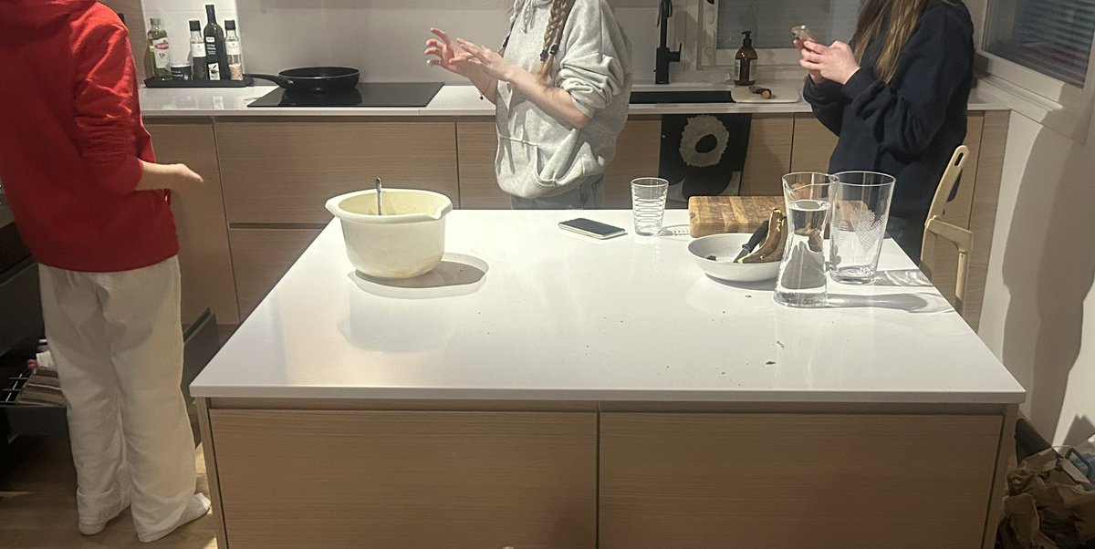 IsmoKoskela's tweet photo. Eikös se ole niin, että pojalla saa tyttöjä?
Kolme seiskaluokkalaista tyttöä ja yksi poikavieras meillä leipomassa. Aika söpöä, mutta vaimon kanssa paettiin katsomaan Ässien peliä. #teinit #perhe https://t.co/w8CPwbWVjf
