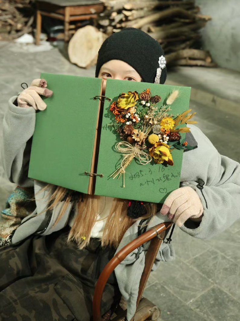 每一页都有故事，每一朵干花都藏着回忆。时光流转，故事依然温暖。