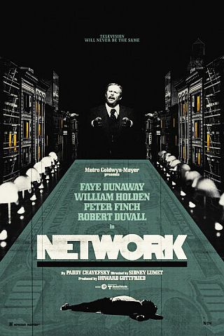 SlackerInc's tweet image. Mon #film favori:
Network, main basse sur la T.V. (1976)
avec Faye Dunaway, William Holden, Peter Finch, Robert Duvall, et Ned Beatty;
réalisé par Sidney Lumet.
CRITIQUE: Prémonitoire, brillamment écrit, et sauvagement drôle.
Note: 19 TB