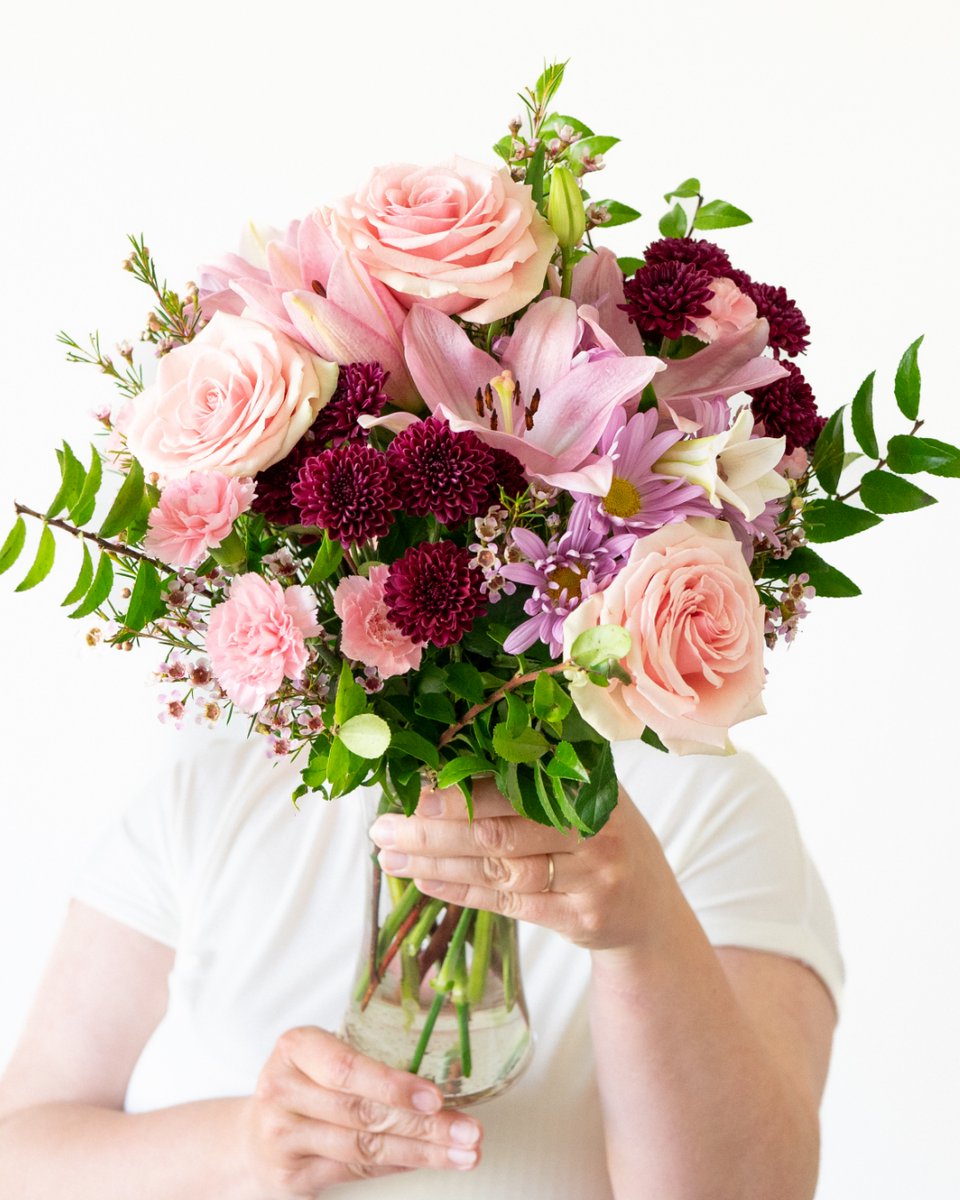 FlowersSend's tweet image. It takes zero effort to brighten someone’s day with a text. But a bouquet? That’s next level 🌸✨

#Love #Flowers #SendFlowers