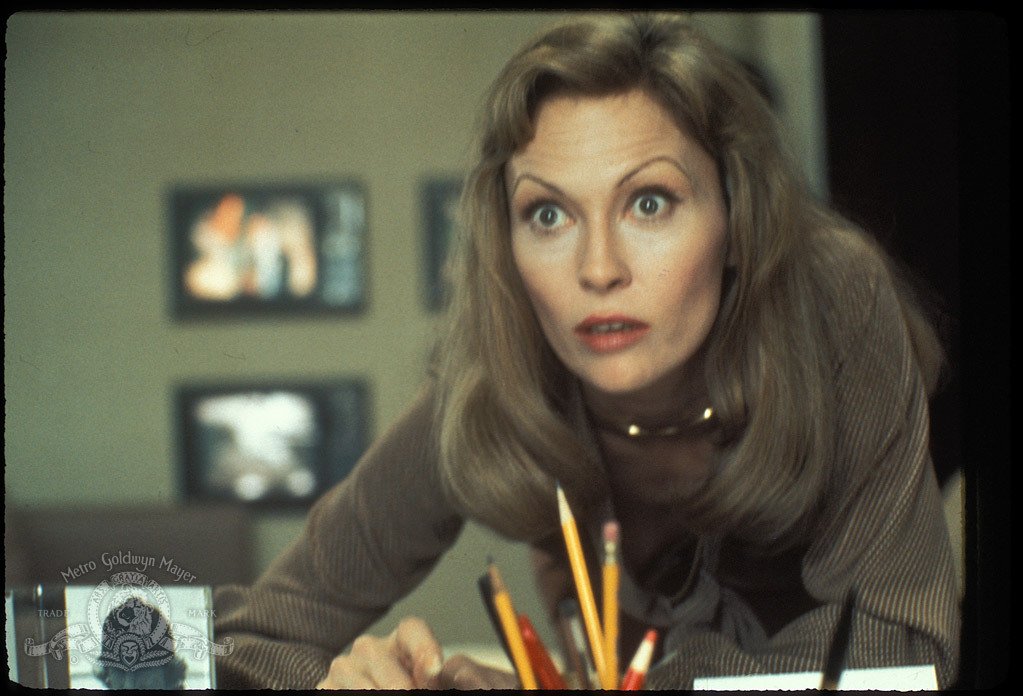 SlackerInc's tweet image. Mon #film favori:
Network, main basse sur la T.V. (1976)
avec Faye Dunaway, William Holden, Peter Finch, Robert Duvall, et Ned Beatty;
réalisé par Sidney Lumet.
CRITIQUE: Prémonitoire, brillamment écrit, et sauvagement drôle.
Note: 19 TB