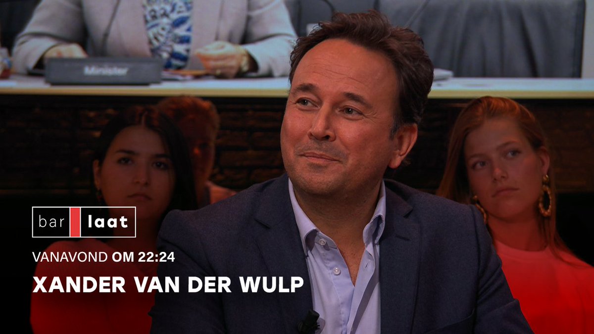 Na 17 jaar neemt Xander van der Wulp afscheid als dé Haagse duider van het Achtuurjournaal. De man die met ‘De Stemming’ en ‘Rondje Binnenhof’ de politieke arena voor velen toegankelijk maakte, verruilt het Binnenhof voor de sportburelen van de NOS. We blikken met hem terug op