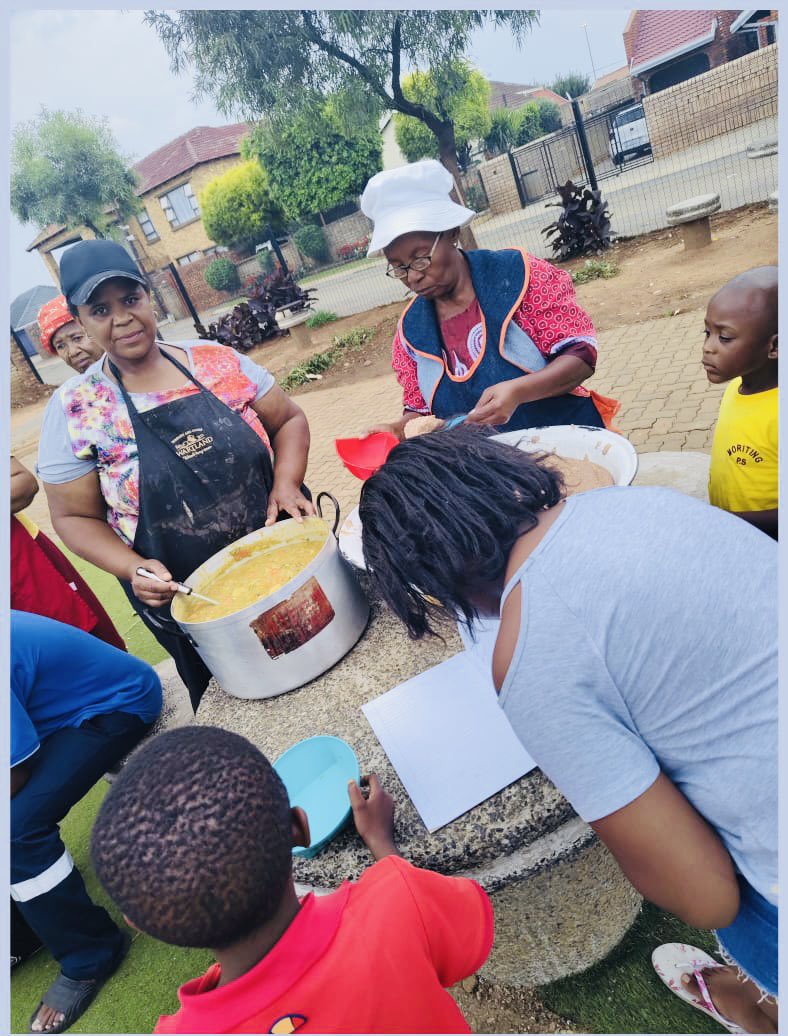 BophaFoundation's tweet photo. No One Should Go Hungry! 🍲💛

We delivered groceries to Nkepile Soup Kitchen in Tembisa through our Bopha Food Bank, supporting their mission to feed the community.

Join us—donate, partner, or share!

📞 +27 78 524 1687
🌍 https://t.co/m7GINbdBON

#BophaFoundation #FoodBank https://t.co/vgQsxY2dej