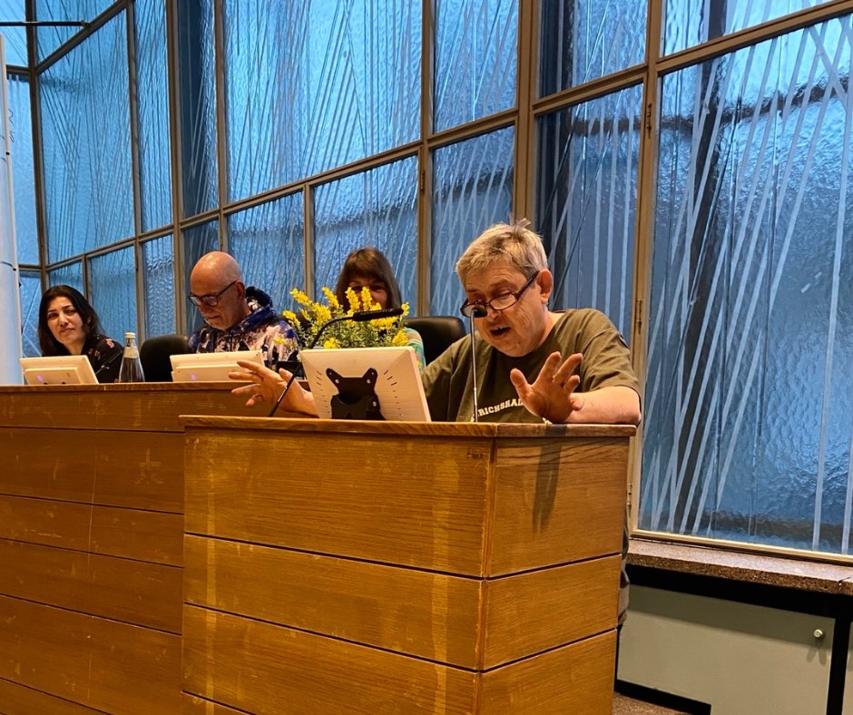 GrueneBVVXhain's tweet photo. Danke liebe Jutta für deinen unermüdlichen Einsatz und deine tolle Arbeit in der BVV - ganze 20 Jahre!
Ein Hoch auf dich! 💚🙌 #bvvxhain https://t.co/sQSQMkKYSV
