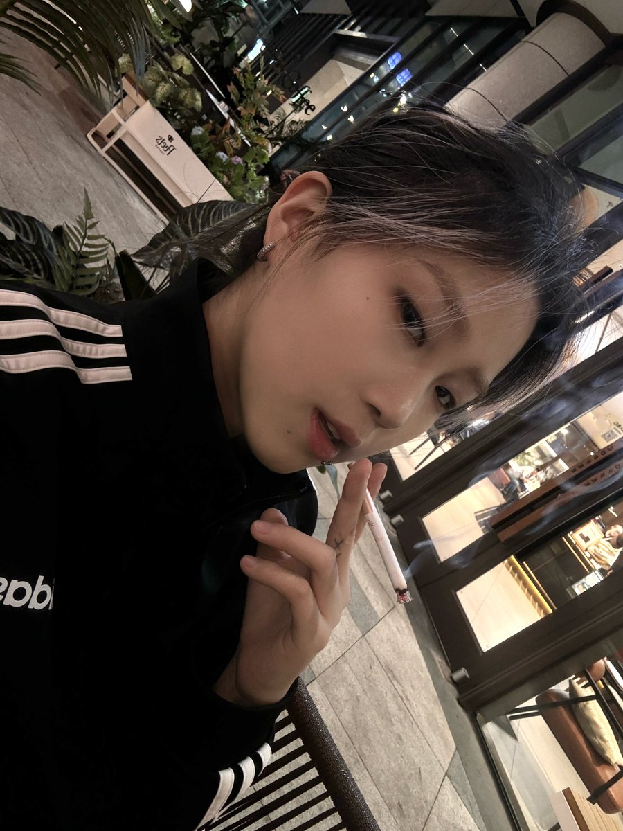 kkk4g1bs0's tweet photo. 你好，我是来自中国的小女孩 #wlw  #le https://t.co/w0rXaWZbW4