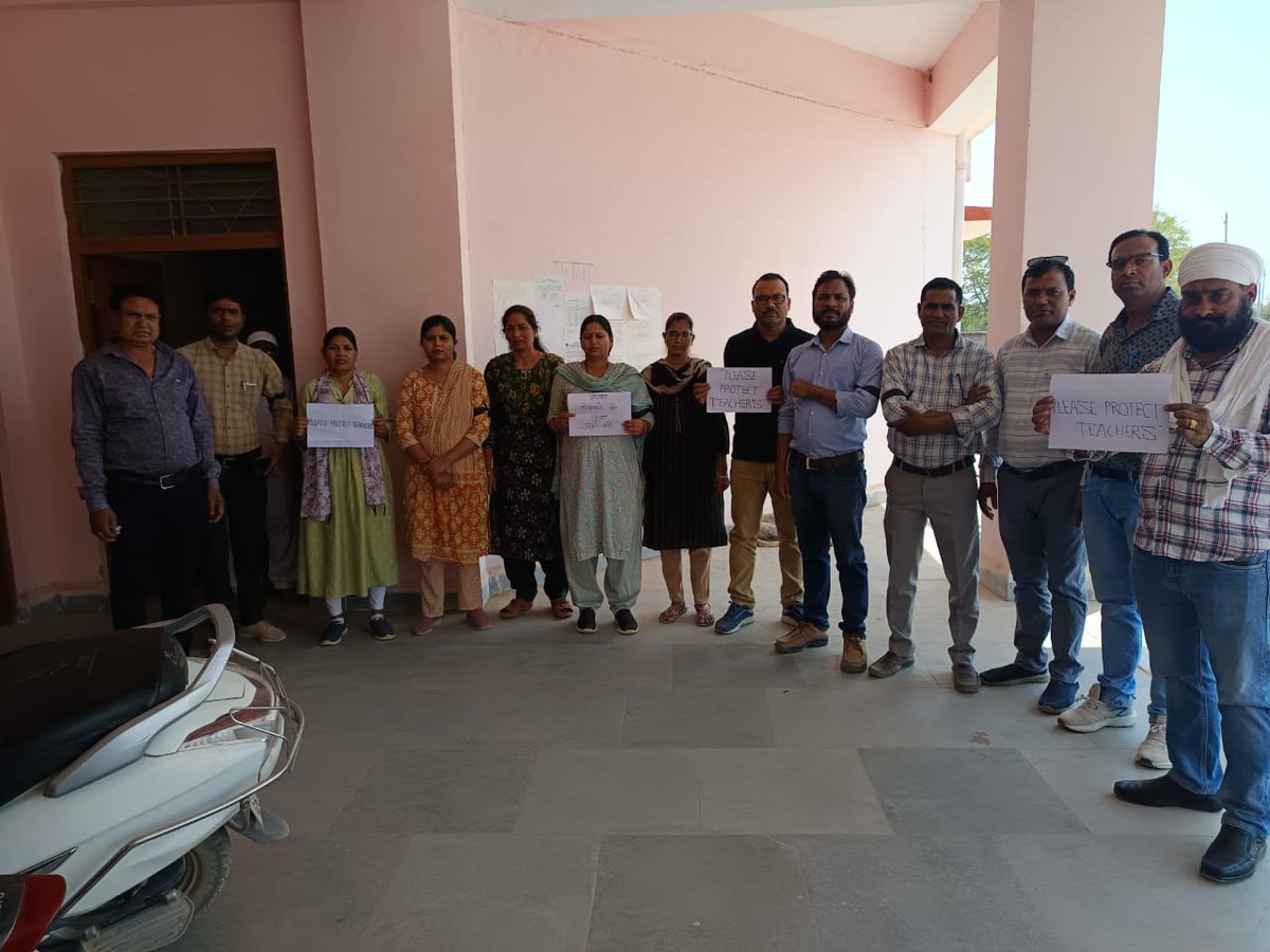 शासकीय महाविद्यालय बैढ़न, सिंगरौली में शिक्षक पर जानलेवा हमला!
नकल का विरोध करने पर शिक्षक को पीटा गया।
प्रदेशभर के कॉलेजों में शिक्षक काली पट्टी बांधकर कर रहे हैं विरोध।
मध्य प्रदेश सरकार से अपील—दोषियों को मिले कड़ी सज़ा।
मध्य प्रदेश सरकार न्याय करे।
#ProtectCollegeStaffMP