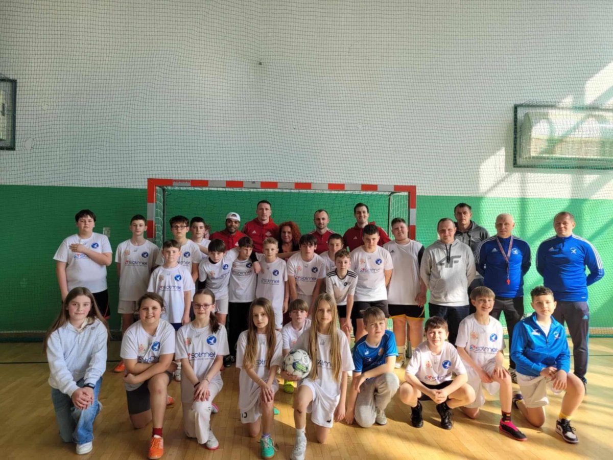 🔴⚪️ W ubiegłym tygodniu odwiedziliśmy dzieci z Oddziałów Mistrzostwa Sportowego w Orłach