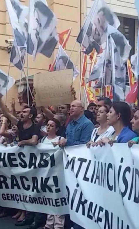 Mahmut Tanal tanıdık birisinin posterleri altında yürüyüş yaparken