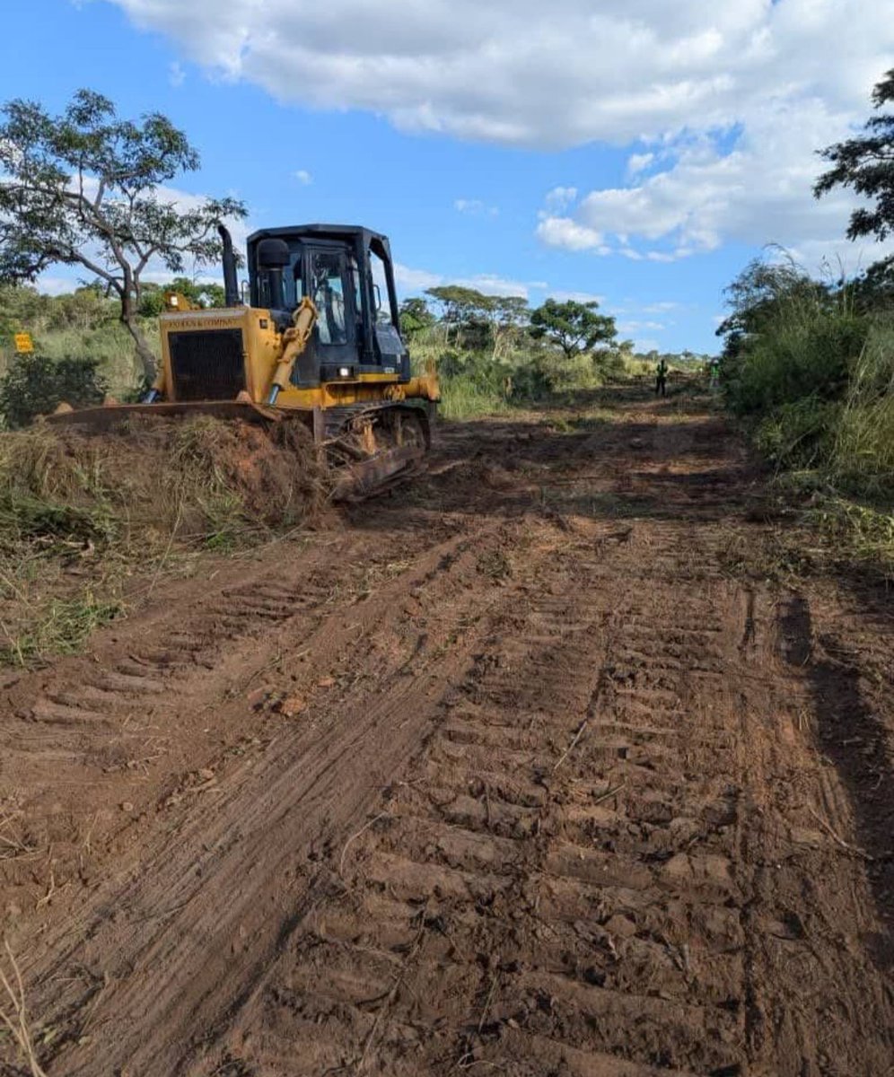 TPulsezim's tweet photo. Ministry of Transport and Infrastructural Development...

Bush clearing is in progress on the Harare-Mazowe  Road dualisation project https://t.co/Ac8p0PZjLL
