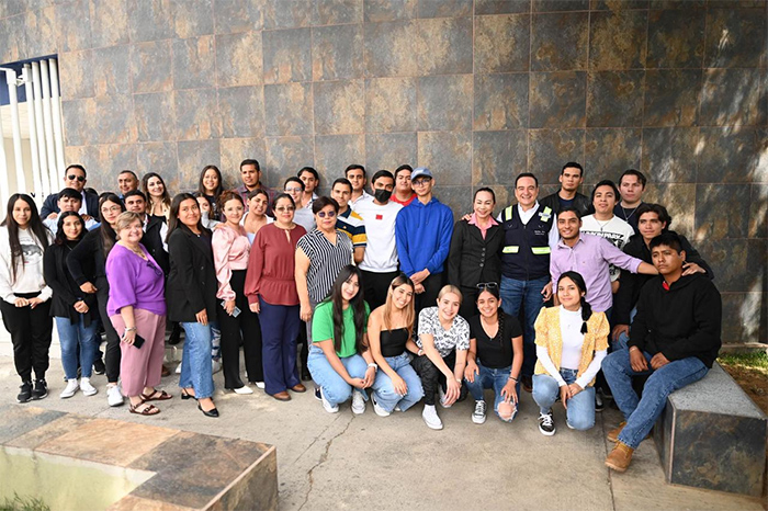 vozmichoacan's tweet photo. ✅ Comunidad universitaria agradece a Carlos Soto por su compromiso con la movilidad
#CarlosSotoZamora #MovilidadZamora #UCES
➡️ https://t.co/nn8ZY7KMyH https://t.co/ffmQnQXb9g