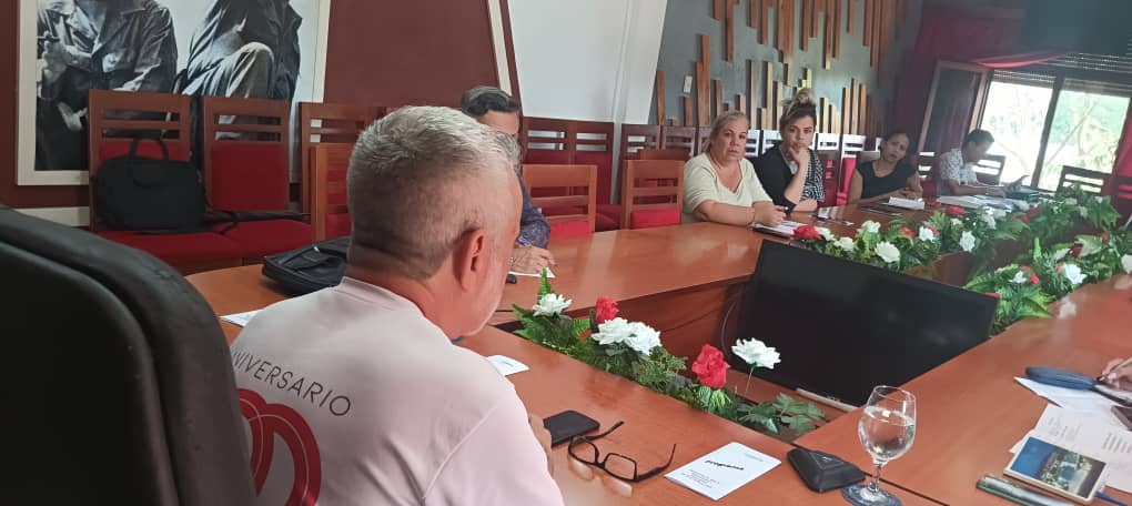 Se desarrolla en el salón rojo del Gobierno Provincial con #HonorHolguinero Capacitación de Jefes de Departamento y Especialistas de la Dirección de Información y Comunicación Social.
Juntos por una comunicación transparente y cercana al pueblo.
#HolguínSí