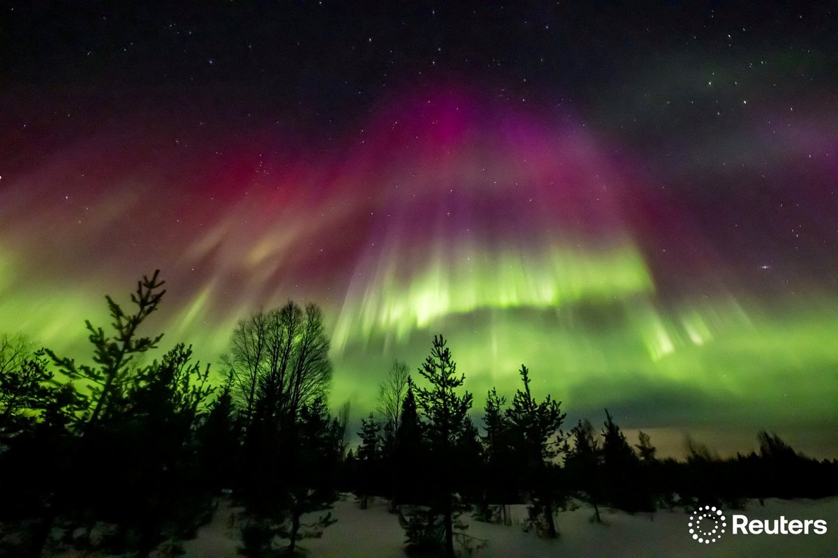 A view of northern lights over the skies of Rovaniemi, Lapland, Finland reut.rs/42h14ps 📷 All About Lapland/Alexander Kuznetsov