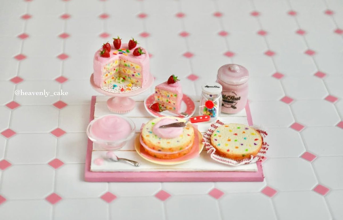 heavenlycake_m's tweet photo. #一次創作祭り春の陣2025

粘土のスイーツ達です。
緑色のケーキは抹茶ケーキです♪ https://t.co/rPbZodQ0cC