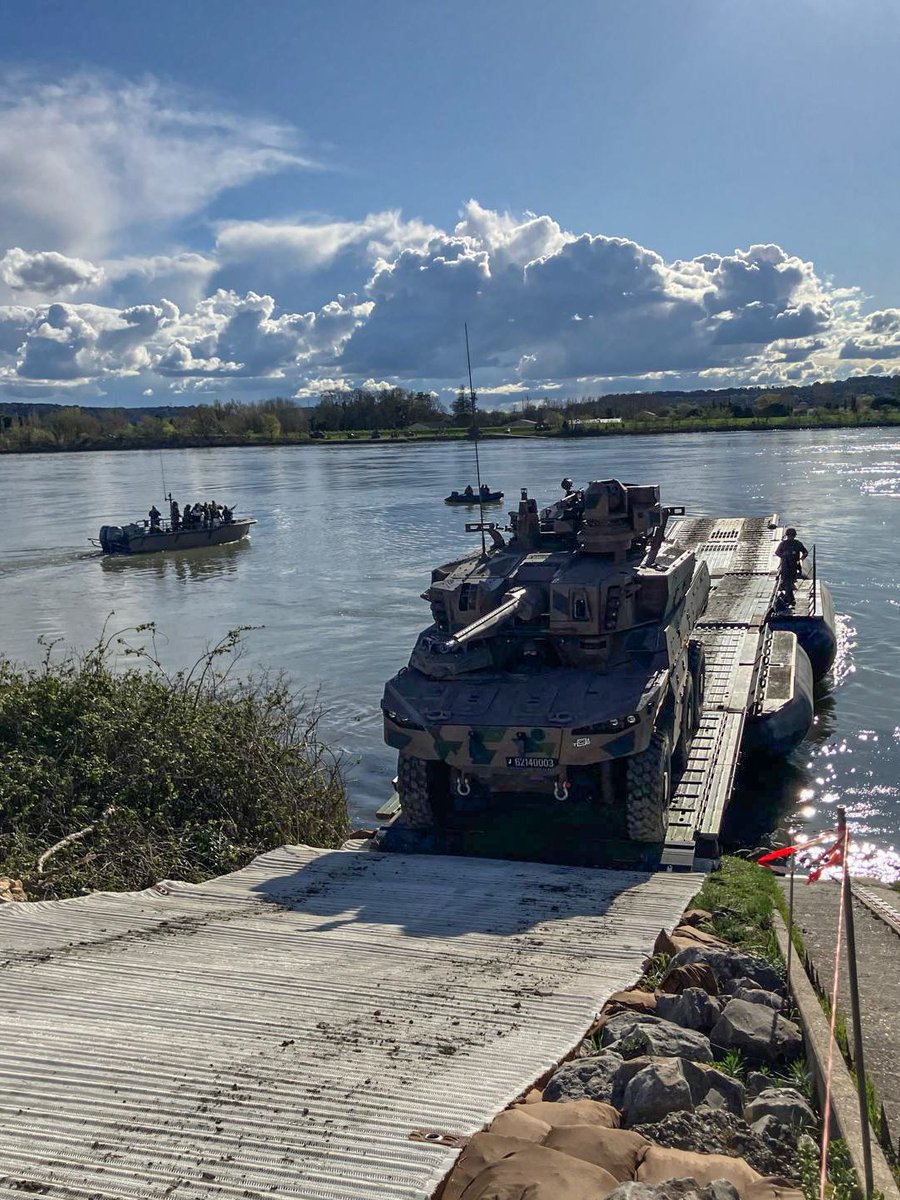 COM6BLB's tweet photo. #TerraNostra
Exercice régimentaire d'ampleur pour @CDC1REG dans la région de Laudun L'Ardoise. Renforcés par @2eEtranger @Cdc_13eDBLE @Chefdecorps1REC, les sapeurs légionnaires ont réalisé pour la 1ère fois une opération de franchissement discontinue sur le Rhône avec des Jaguar https://t.co/Bkcu1Nbk0F