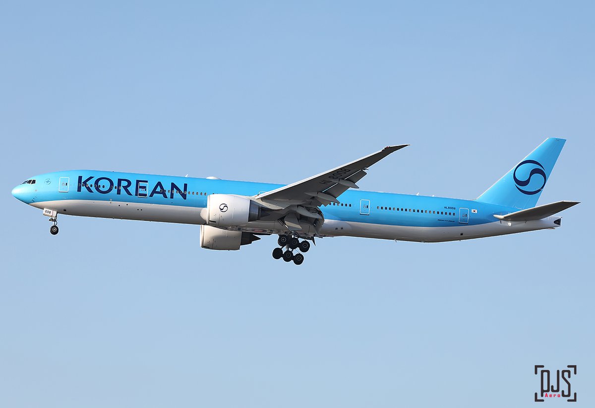 Peter_Smithson's tweet photo. First visit to @HeathrowAirport by an aircraft wearing Korean Air's new colour scheme. B777-300ER HL8008 arriving into Heathrow Airport yesterday afternoon. #B777 #Boeing777 #planespotters #avgeek https://t.co/ecxmWuefP1