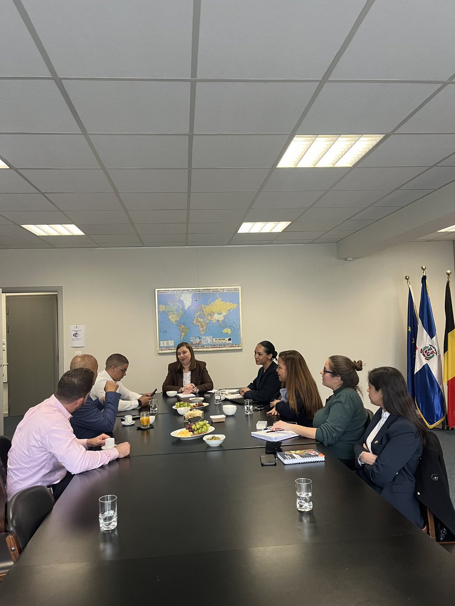 La Embajada de RD en Bélgica recibió a Enmanuel Peña y Uriel Suriel (El Brifin) y a José Jairon Severino (El Dinero), en su sede por un press tour de la Comisión Europea. Conversaron sobre actualidad europea, diáspora y comunicación estratégica.

#ElBrifin #ElDinero #RDenBélgica