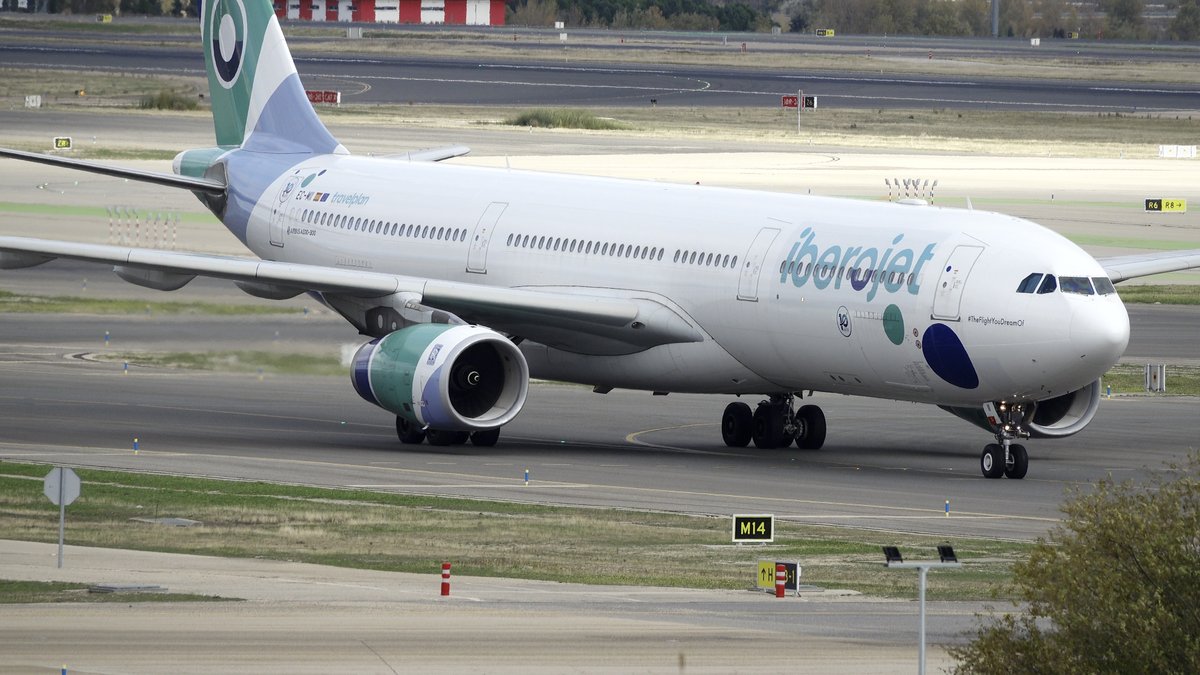 Espectacular 😍 Airbus A330-343 <a href="/iberojetair_es/">Iberojet</a>  (EC-MII) #Madrid @alcspotters @aerovlc <a href="/VLCspotters/">VLCspotters ✈️</a> <a href="/VLCmovements/">VLCmovements</a> <a href="/TORRECILLA13/">JARTA_PHOTO</a> <a href="/ertiodelatiza/">Francisco Bonilla Torres</a> <a href="/ormevictor1/">Victor</a> @flightvlc <a href="/LpezPeinado/">Pedro López Peinado</a> <a href="/SpottingAlc/">Spotting ALC</a>  <a href="/alberto_levc/">Alb</a> @ebusitano <a href="/Cristian_ALC/">Cristian_ALC 🇪🇸🚁🛩️✈️</a>
 #avgeek #aviation 
youtu.be/_FL0zyHAJws