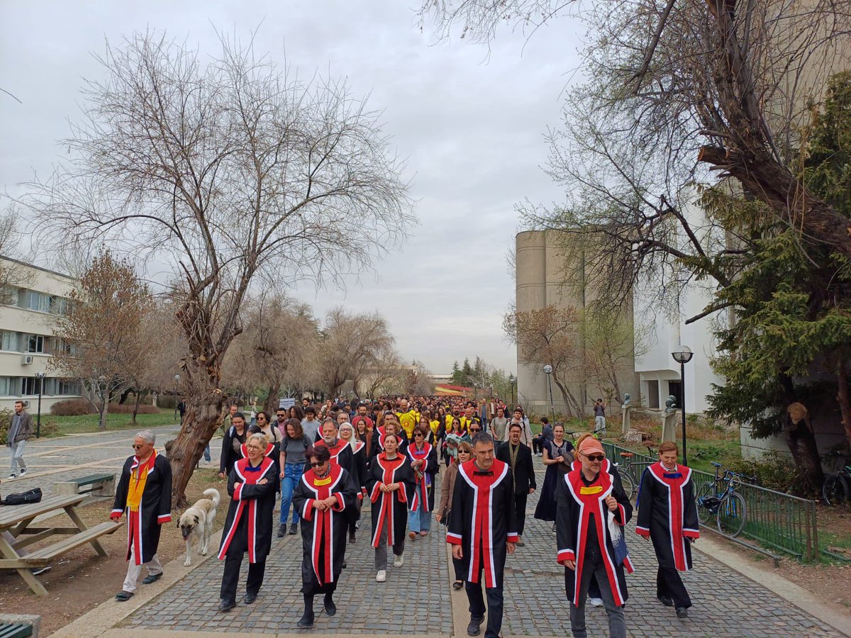 ODTÜ'de akademisyenler ve öğrenciler akademik boykot için yürüyor. 

Öğrencilerin polis ile yaptığı müzakere sonucunda ablukanın kaldırılması ve A4' yürüyüşlere açılması kararı alınmasına rağmen kolluk kuvvetleri TOMA ve çevik kuvvet sayısını arttırdı.

Yaptığınız kurnazlıklar