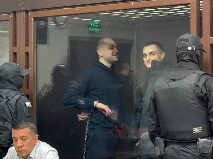 Сегодня закончился процесс над азовцами. Через три года … тем, кому не повезло уехать в Турцию по обмену  …получили всего!!! … от 13 лет!
Сидят - лыбятся! 
Выйдут - опять начнут убивать без всяких хрущевских амнистий!
Зверства режима … на ниве гуманизма…