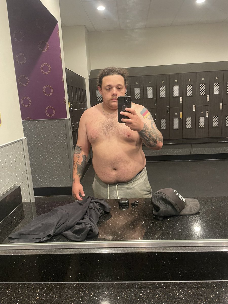 Chief_Chewie's tweet photo. To hold myself accountable. Started back in the gym this week. Currently at 242.8lbs. 

Time to get healthy and confident again. 🖤 https://t.co/bvWWiI8pUn