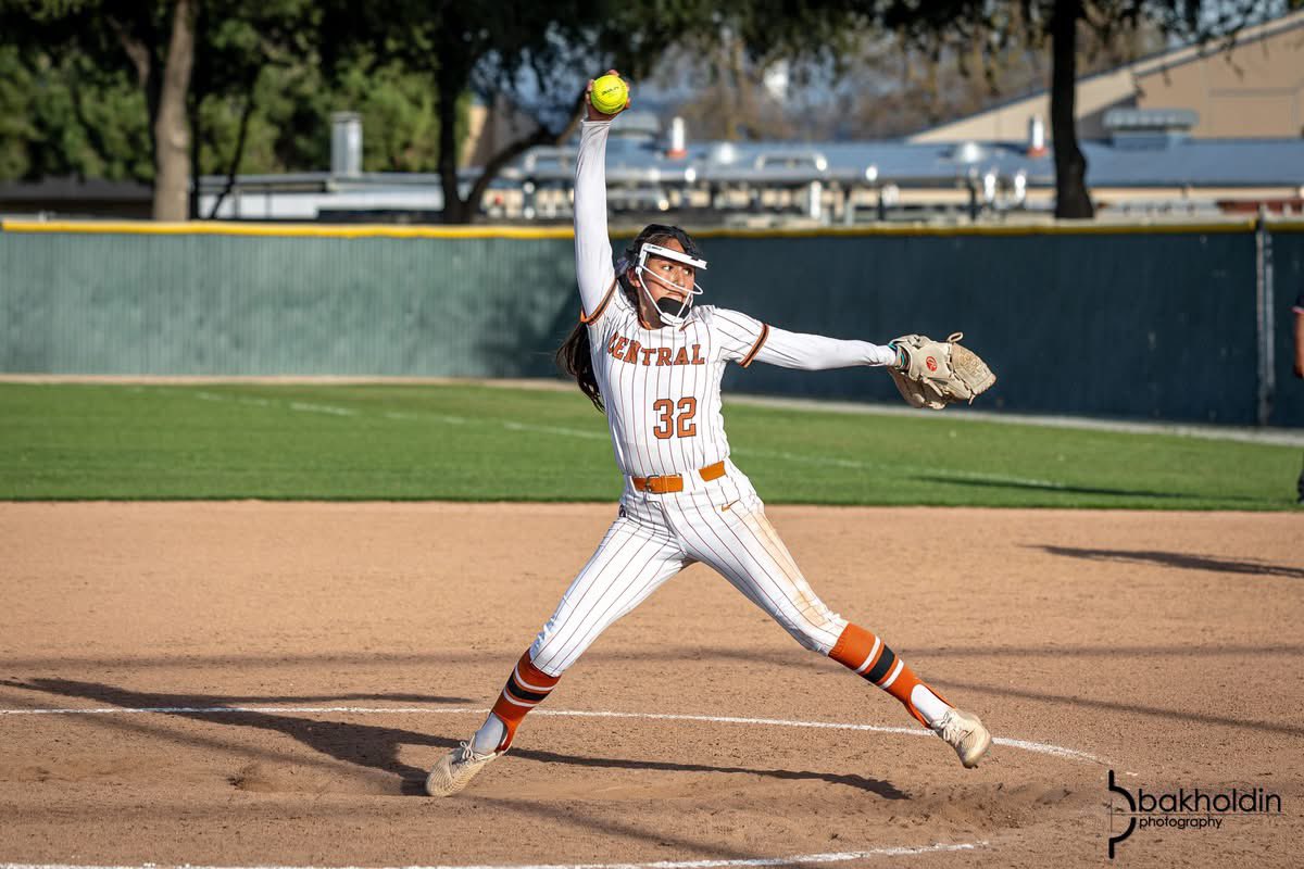 Central 4
Hollister 0

Kaia Galaviz 1 hit shutout with 16 Ks

Galaviz 3 run double in the sixth
 
Gabi Ramirez 2b RBI

Kiki Diaz 2-3
