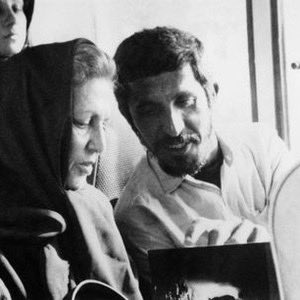 حسين سابزيان كان انعكاسًا لشباب فقدوا الطريق في عالم يُحارب فيه الإنسان على أبسط حقوقه. ولم يكن ذنب سابزيان سوى أنه تأثر بالكلمات التي حملتها شاشات الأفلام، فكان يحلم بأن يكون هو البطل الذي يخرج من الظل ليواجه القسوة. ويعد حسين سابزيان أحد الأسماء التي تستحق الوقوف عندها في تاريخ