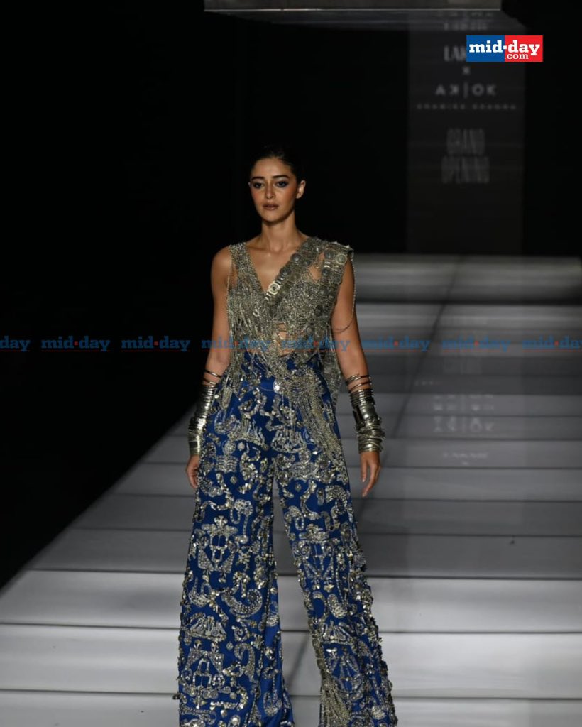 mid_day's tweet image. Bollywood star Ananya Panday walks the ramp as the showstopper, showcasing designer Anamika Khanna’s latest collection at Lakmé Fashion Week 2025, held at Jio Convention Center, BKC, Mumbai, on March 26, 2025. 

PC: @satejss 

#AnanyaPanday #lakmefashionweek2025 #BKC