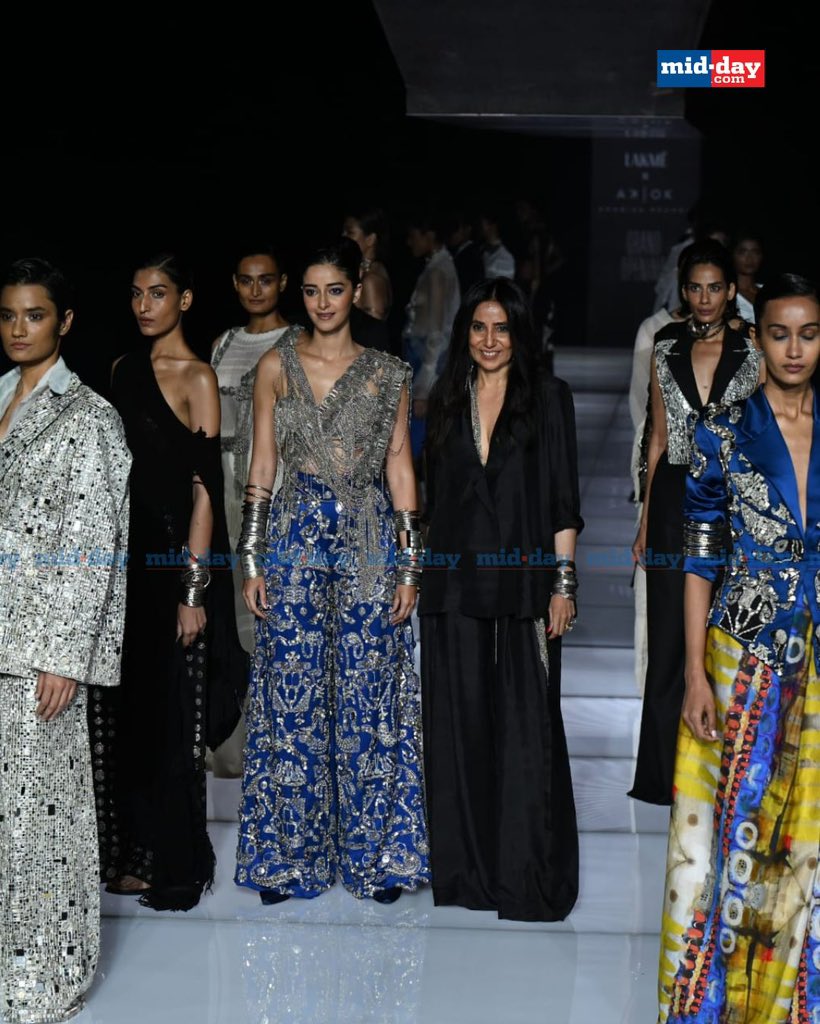 mid_day's tweet image. Bollywood star Ananya Panday walks the ramp as the showstopper, showcasing designer Anamika Khanna’s latest collection at Lakmé Fashion Week 2025, held at Jio Convention Center, BKC, Mumbai, on March 26, 2025. 

PC: @satejss 

#AnanyaPanday #lakmefashionweek2025 #BKC