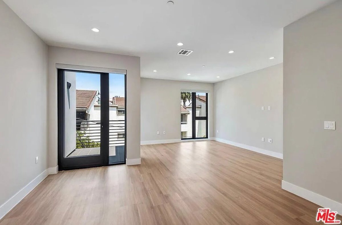 steevevakees's tweet image. insane. new model is great for interior design.
this should be in matterport, compass, zillow.
(original left, edit right)