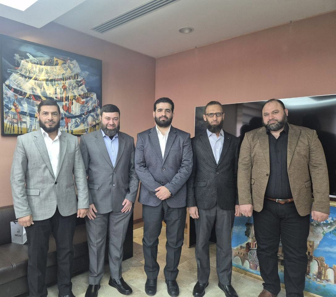 جَمَعَنا مع الأخِ القائدِ "أنس خطاب" رئيسِ جهازِ الاستخبارات العامَّةِ لقاءٌ مُثمِرٌ، وبحثنا فيه آخرَ المستجدات.