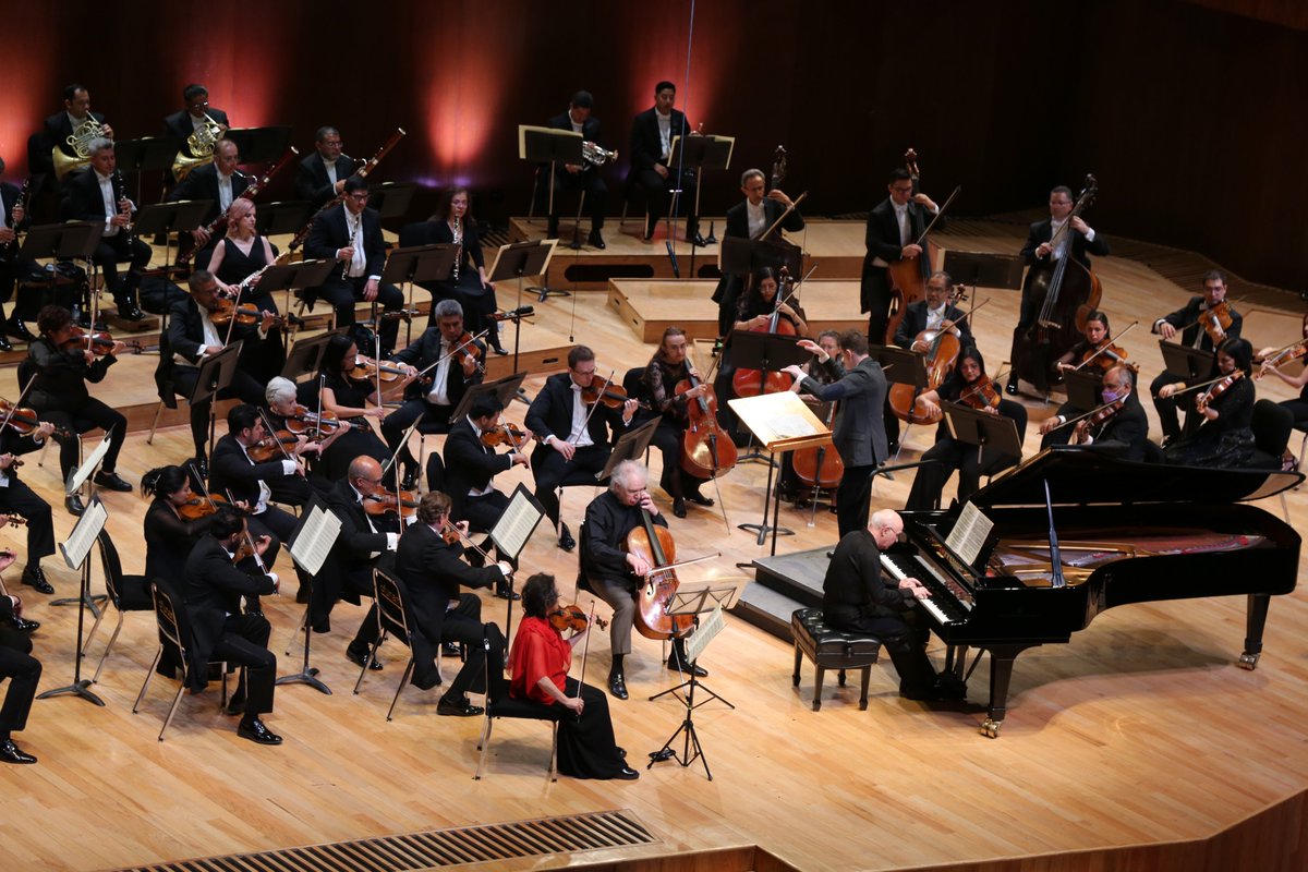 OFUNAM's tweet photo. Nuestro quinto programa de temporada reunió tres obras de los siglos XIX, XX y XXI, que dialogaron entre la tradición e innovación. Se interpretó el Concierto para violín, violonchelo y piano en do mayor, Op. 56 de Ludwig van Beethoven, “Clara” de Gabriela Ortiz y “Four Sea Interludes” (Cuatro interludios marinos) de “Peter Grimes” de Benjamin Britten.

Participaron: Sylvain Gasançon, director titular
Mayumi Fujikawa, violín / Richard Markson, violonchelo / Jorge Federico Osorio, piano

Fotografías:
Amigos OFUNAM | Roberto Smith
Música UNAM | Paola F. R.

#MúsicaUNAM #CulturaUNAM