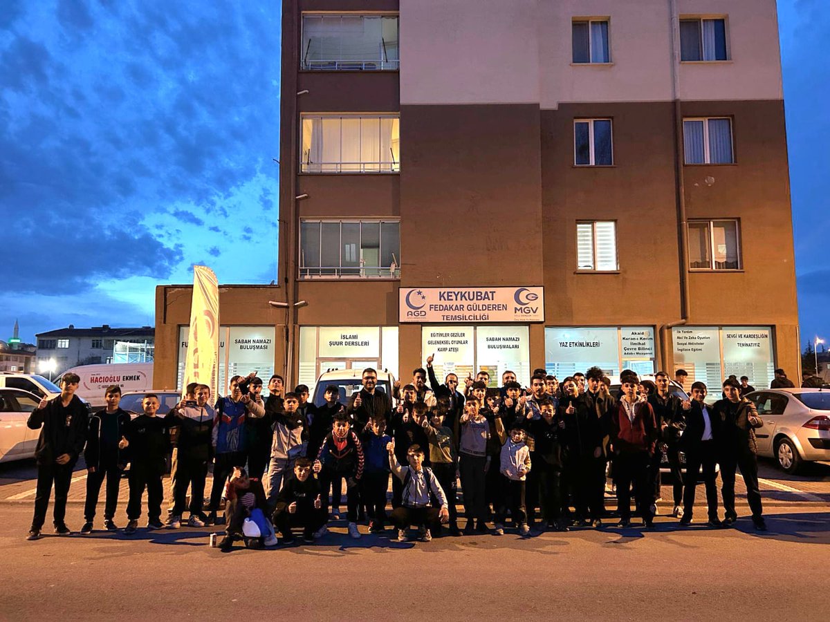 agdkayseriorg's tweet photo. Şube Başkanımız Yusuf Şahin ve Yönetim Kurulu Üyelerimiz, Melikgazi/ Keykubat Fedakar Gülderen Mahalle Temsilciliğimizde gençlerimizle gerçekleştirilen iftar programına katıldılar.
@agdorgtr
#BirYıldızınİzinde
#agd #mgv #kayseri #melikgazi #keykubat #gençler #Ramazan #iftar https://t.co/Sa3B1KYrC6