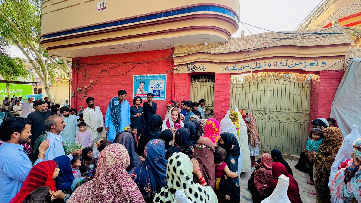 zartajgulwazir's tweet photo. عمران خان کا نعرہ اب ایک روایت کی شکل اختیار کر چکا ہے۔  
عوام کے دلوں پر صرف ایک ہی شخص کی حکمرانی ہے، اور وہ ہے قیدی نمبر 804، جسے کوئی ختم نہیں کر سکتا۔  
آج اپنے حلقے کے مختلف مقامات پر میں گی، جہاں حلقے کے معززین نے 
 شاندار استقبال کیا۔استقبال ہی عمران خان کے نعرے سے ھوتا ھے ۔
