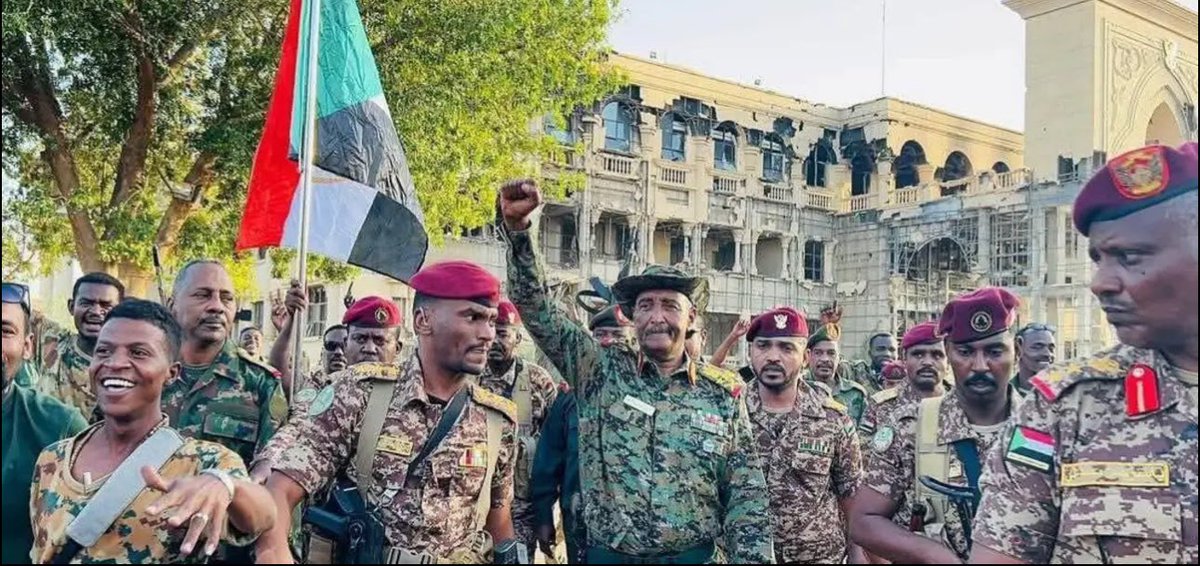 بعد هبوط طائرته في مطار الخرطوم، أعلنها البرهان من قلب القصر الجمهوري بصوت يحمل صدى التاريخ: “الخرطوم الآن حُرّة”

تلك ليست مجرد كلمات بل إعلانٌ يعيد للعاصمة روحها التي أُريد لها أن تُطفأ ..

#الخرطوم_تتحرر 
#الخرطوم_حرة 
#السودان_ينتصر