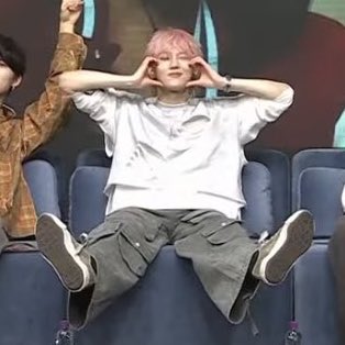 lowqualityTNX's tweet photo. at first glance it looks like his legs are tiny 😭 also he’s star shaped ⭐️ https://t.co/nDuyDefWuW