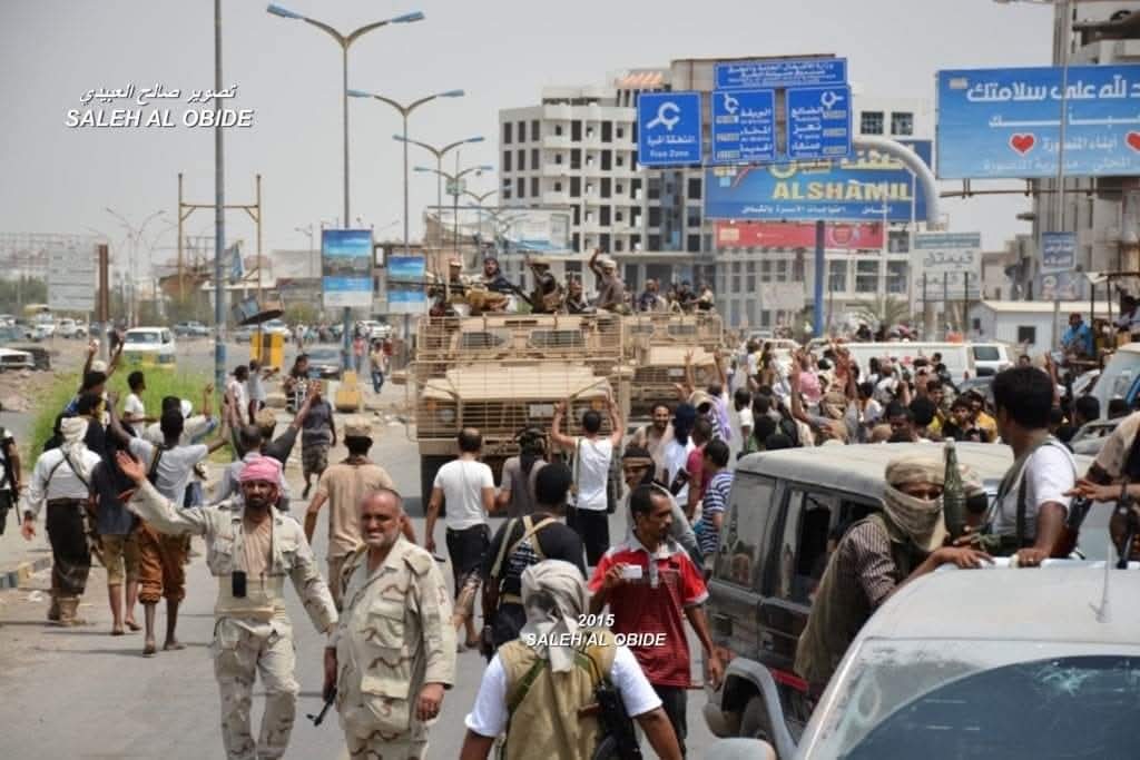 ليلة السابع والعشرين من رمضان، هي الليلة التي رسمت قدر عدن وأعلنت التحولات المصيرية حين خطَّت هذه المدينة بدماء أبنائها وتضحيات قادتها وصبر أهلها أروع الملاحم التي تكللت بانتصار للحاضر والتاريخ.
كان انتصار عدن لحظة فارقة في مسيرة اليمن من أقصاه إلى أقصاه، وأذان فجر جديد بأن تحمل