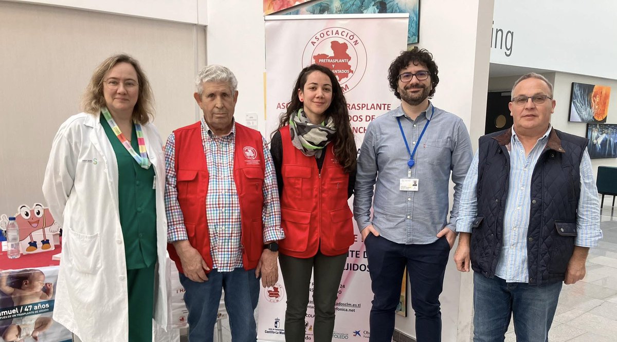 Hospital Universitario de Toledo (@hospitalunivto) on Twitter photo ❤️ En el Día Nacional del Trasplante acompañamos a la <a href="/CoordTranspCLM/">U.A. Coord. Tx CLM</a>, que hoy han instalado una mesa informativa en el Hospital.
✅ La doctora Marisa Rodríguez, coordinadora de Trasplantes del Hospital, y Pablo Rodríguez, director de Humanización, han acompañado a los miembros. ❤️ En el Día Nacional del Trasplante acompañamos a la <a href="/CoordTranspCLM/">U.A. Coord. Tx CLM</a>, que hoy han instalado una mesa informativa en el Hospital.
✅ La doctora Marisa Rodríguez, coordinadora de Trasplantes del Hospital, y Pablo Rodríguez, director de Humanización, han acompañado a los miembros.