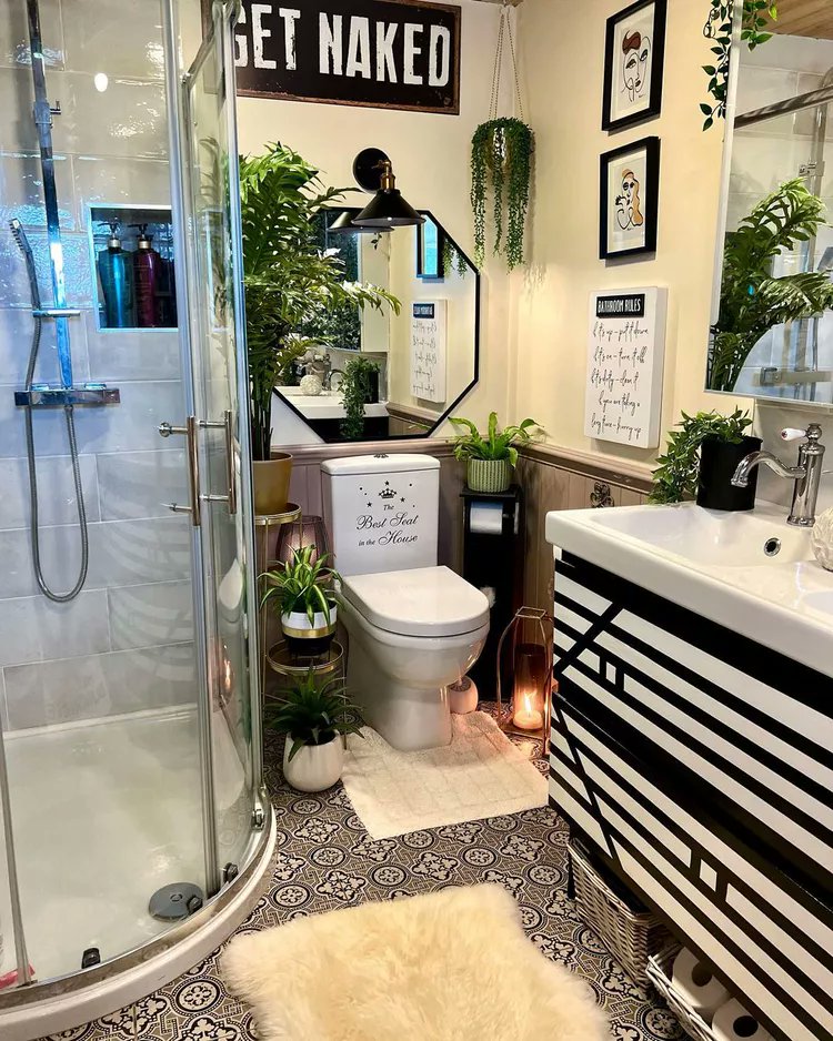 StyledNSpaces's tweet photo. Small bathroom? No problem! 🚿✨ Maximize style &amp; function with built-in shelves, sleek glass doors, bold tiles, or even a modern farmhouse vibe. No space is too small for a stunning shower! 🚪💙 #HomeDecor #SmallBathroomIdeas https://t.co/gntUq8ZuDJ