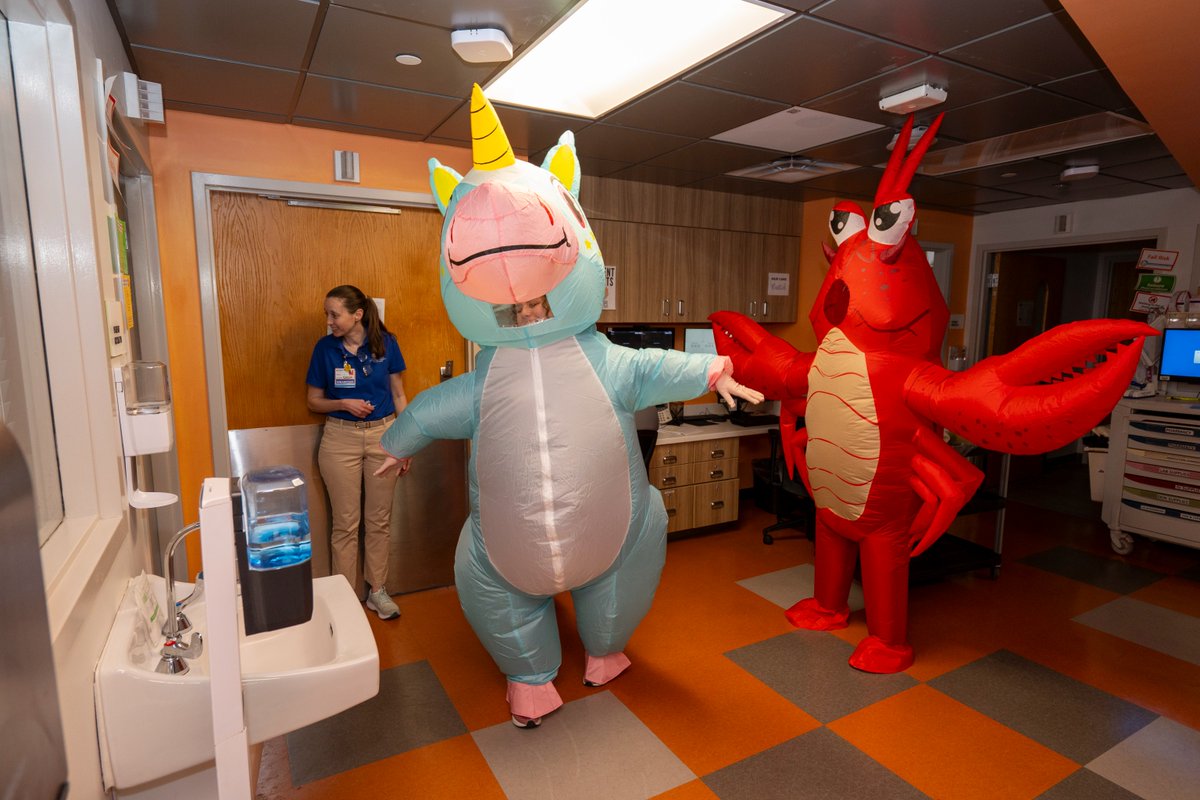 Sea-riously, have you ever seen a shark and a lobster in the same parade? 🦈🦞 Our Child Life team and Volunteers made a big splash with their inflatable costumes at the main hospital—bringing smiles, laughter, and a bit of silliness to #CHKD! #ChildLife #Volunteers