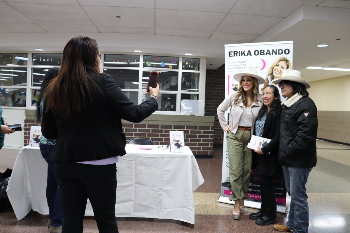 RECAPPING PARENT UNIVERSITY: AN EVENING FILLED WITH LAUGHS, VALUABLE INSIGHT, COMMUNITY RESOURCES 🏫📓

Last Friday, <a href="/D99Cicero/">Cicero District 99</a> hosted the annual Parent University program, featuring an evening of learning and connection for families of all District students!

With keynote
