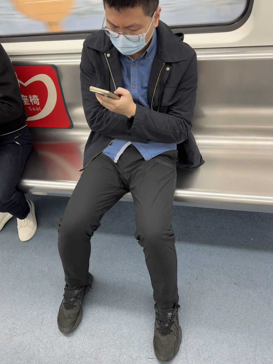 quickzoom2's tweet photo. 地铁黑袜直男，鸡巴鼓起了一个大包 https://t.co/jYb857Bua7