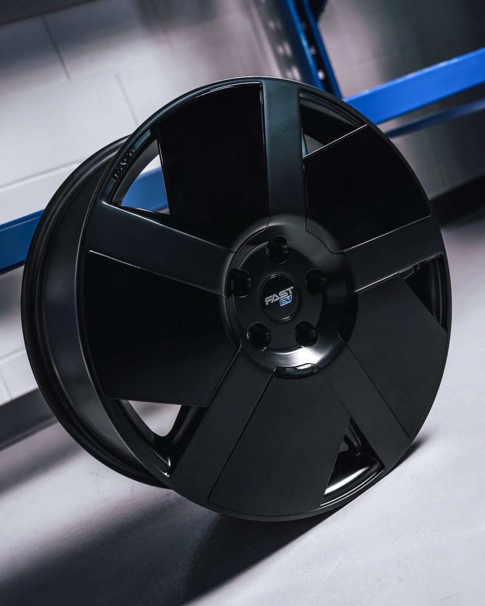 Fastwheelsalloy's tweet image. Audacieux. Élégant. Électrique. ⚡️🖤

La EV06 Noir Lustré est conçue pour allier style et efficacité, et a été testée pour augmenter l’autonomie de votre véhicule électrique de 5,8 %.

Prêt à rehausser votre conduite et augmenter votre autonomie?

#FastEV #EV06 #EV #Ioniq5 #EV6