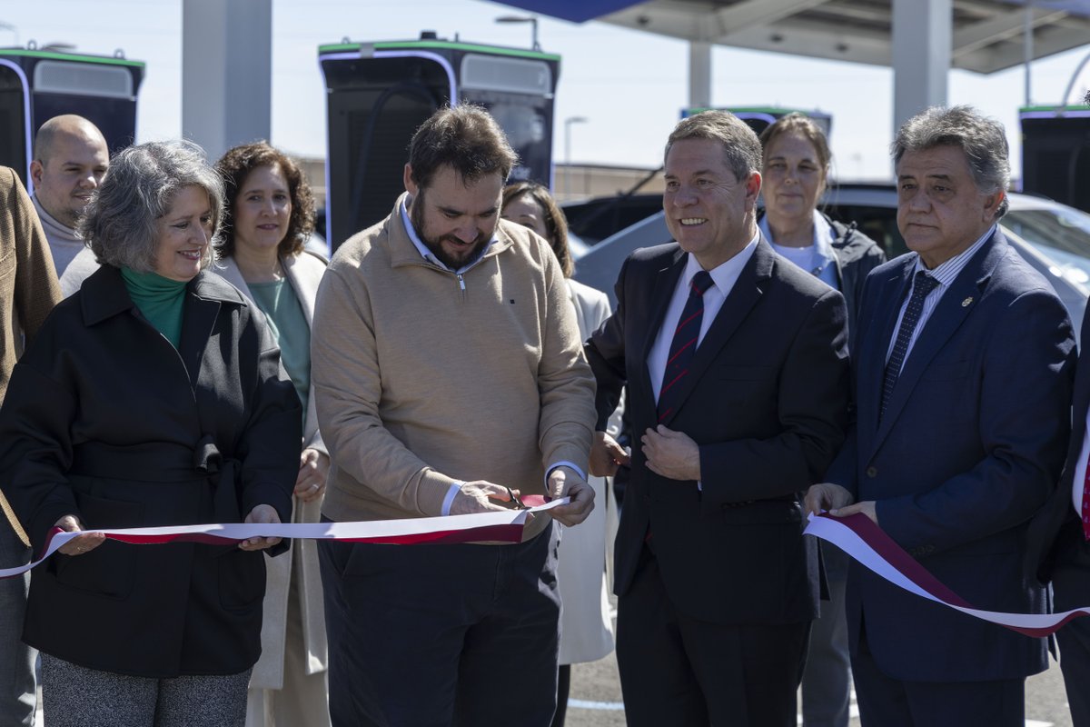 Daniel Perez EV 🔋 (@danielperezev) on Twitter photo Hoy hemos inaugurado oficialmente la Estación de Carga Ultrarrápida más potente de Castilla-La Mancha con 20 puntos de carga, 16 de ellos con potencias de hasta 360 kW.
Quiero agradecer a <a href="/garciapage/">Emiliano García-Page</a> Presidente de Castilla-La Mancha <a href="/gobjccm/">Gobierno de Castilla-La Mancha</a> por acompañarnos en este evento Hoy hemos inaugurado oficialmente la Estación de Carga Ultrarrápida más potente de Castilla-La Mancha con 20 puntos de carga, 16 de ellos con potencias de hasta 360 kW.
Quiero agradecer a <a href="/garciapage/">Emiliano García-Page</a> Presidente de Castilla-La Mancha <a href="/gobjccm/">Gobierno de Castilla-La Mancha</a> por acompañarnos en este evento