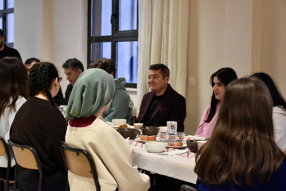 bilecikmem's tweet photo. 📍Osmaneli 75. Yıl Anadolu Lisesi Pansiyonu

📌İl Milli Eğitim Müdürümüz Serdal Şimşek, Osmaneli 75. Yıl Anadolu Lisesi Pansiyonunda kalan öğrencilerimizle iftarda bir araya geldi. 🍽️

📌İl Müdürümüze İl Milli Eğitim Şube Müdürü Mustafa Doğru, İlçe Milli Eğitim Şube Müdürü Murat Ersin Korkut’da eşlik ettiler.

Müdürümüz Sayın @srdl_simsek öğrencilerimizle sohbet edip eğitim hayatlarında başarılar diledi.

@sefikaygol 
@srdl_simsek
@osmanelimem
@75Lisesi