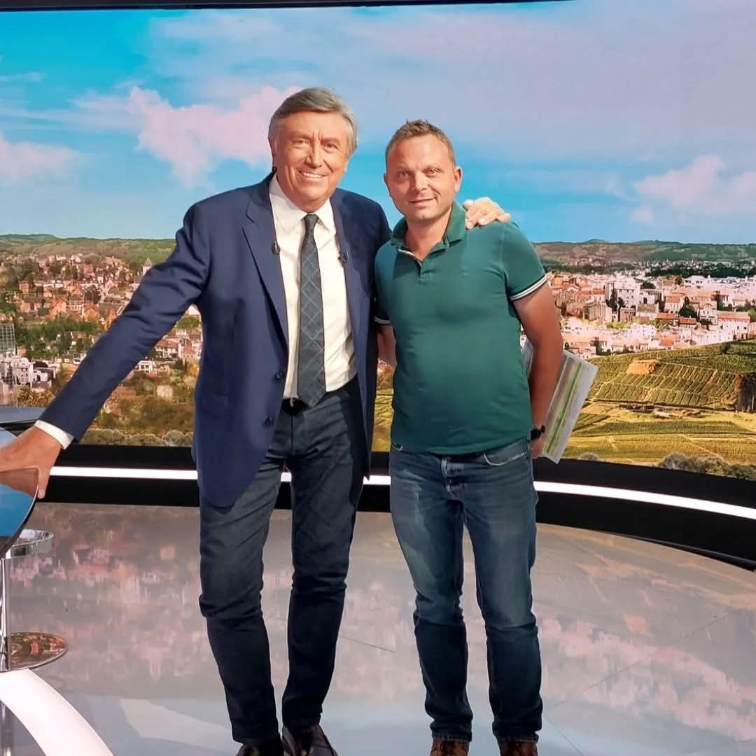 Clin d'œil 😉 à l'ami Jacques Legros qui s'apprête à quitter le poste de joker du 13h de <a href="/TF1/">TF1</a> après 27 ans de bons et loyaux services. 

Et plein de succès à <a href="/IsaIthurburu/">Isabelle Ithurburu</a> qui devient la doublure de <a href="/MSLacarrau/">Marie-Sophie Lacarrau</a>