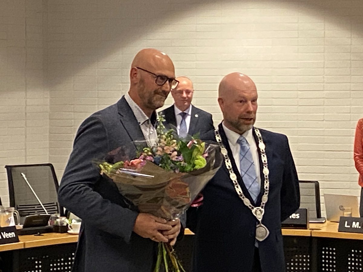 Wilco van Roon wordt namens Lokaal Liberaal Bodegraven-Reeuwijk beëdigd tot commissielid. Al jarenlang actief in ons plassengebied en nu dus ook de stap naar de lokale politiek. Welkom en heel veel succes! ⁦<a href="/gem_BR/">Bodegraven-Reeuwijk</a>⁩