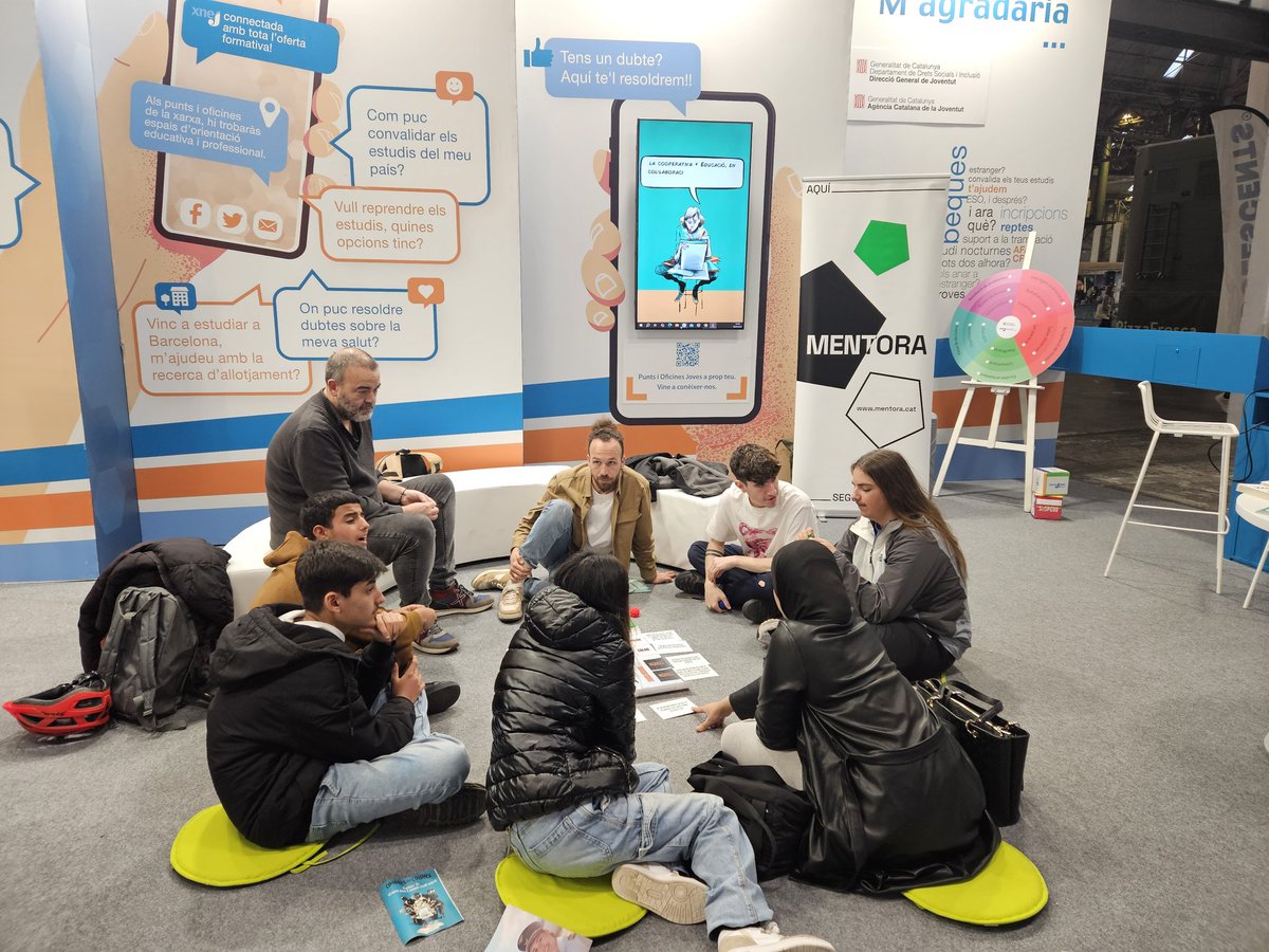 Avui hem portat Mentora al <a href="/saloensenyament/">Saló Ensenyament</a> de la mà de <a href="/xarxa_xnej/">XNEJ</a> I <a href="/mesEduCoop/">+Educació Cooperativa</a> per animar als i les joves a reflexionar sobre els seus talents, inquietuds I reptes en la continuïtat educativa, gràcies als tallers inspirats en el còmic Ombres de Colors de @Oriolmalet.