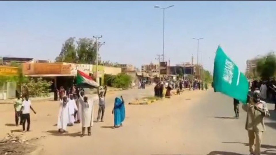 1ll11n's tweet photo. سودانيون يرفعون العلم السعودي بعد سحق المتمرّدين وإنتصار #الجيش_السوداني 
🇸🇩❤️🇸🇦

.
.

#الخرطوم #السودان_ينتصر 

 #ليله_٢٧ https://t.co/hszjWbbTFS
